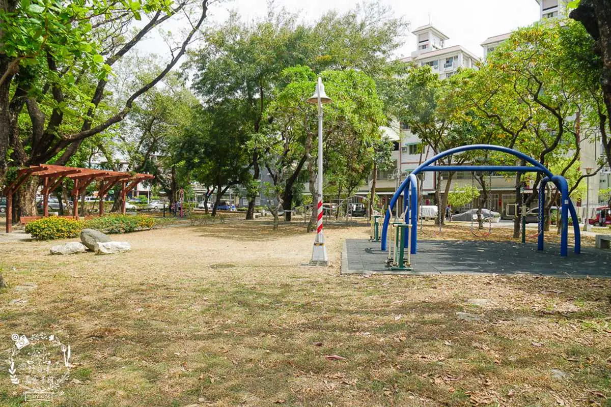 親子搭輕軌玩高雄！「夢時代站→凱旋公園站」４打卡點：全台最大3D塗鴉、彩色羚羊