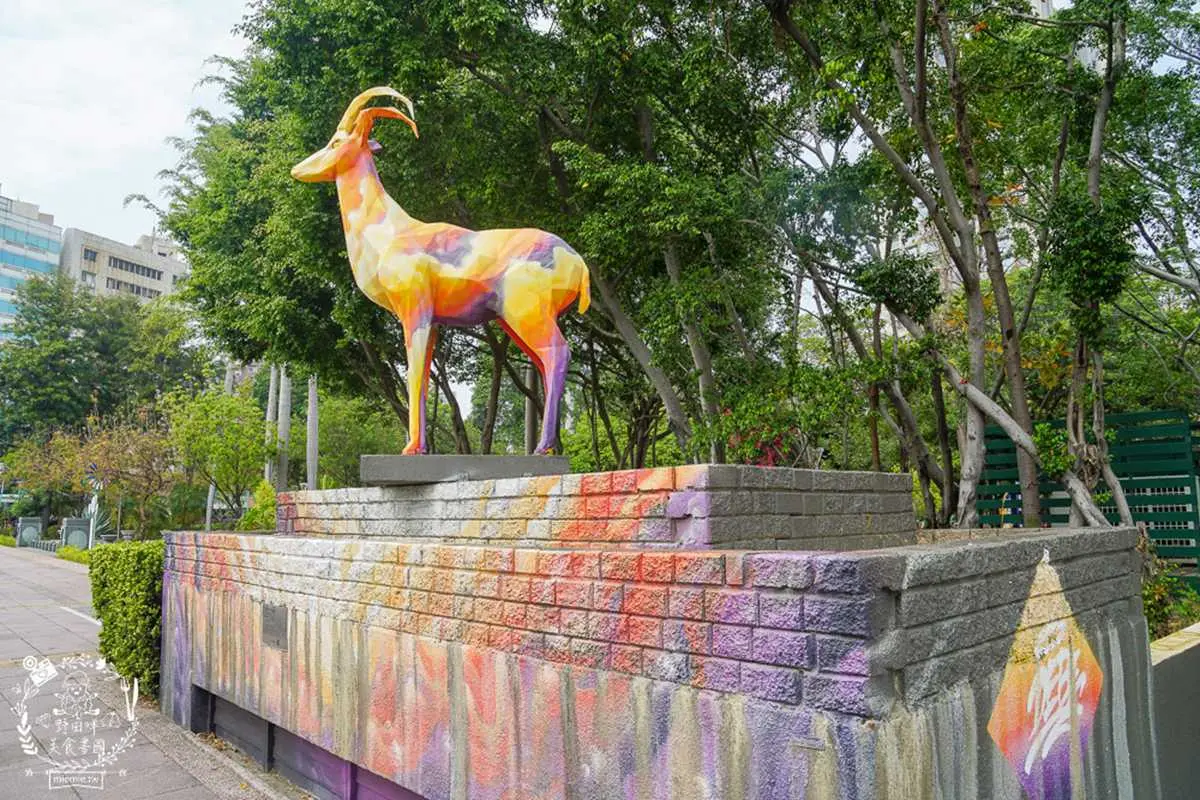 親子搭輕軌玩高雄！「夢時代站→凱旋公園站」４打卡點：全台最大3D塗鴉、彩色羚羊
