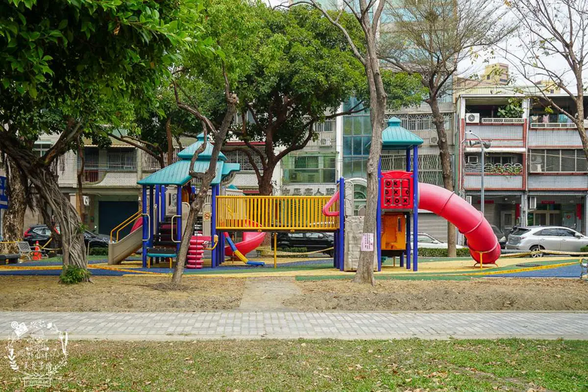 親子搭輕軌玩高雄！「夢時代站→凱旋公園站」４打卡點：全台最大3D塗鴉、彩色羚羊