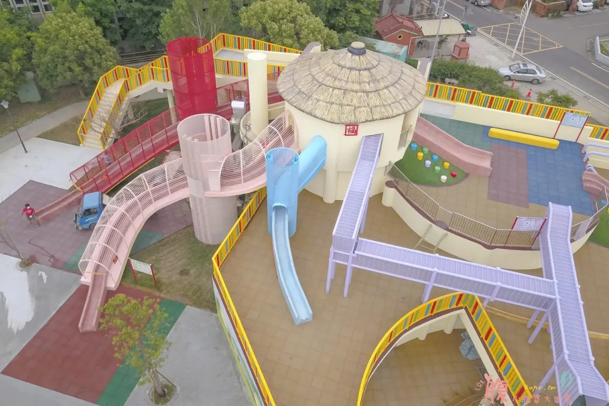 小孩放電天堂！苗栗馬卡龍色「灣麗親子公園」，先玩煙囪滑梯、彩虹步道、斗笠攀爬網
