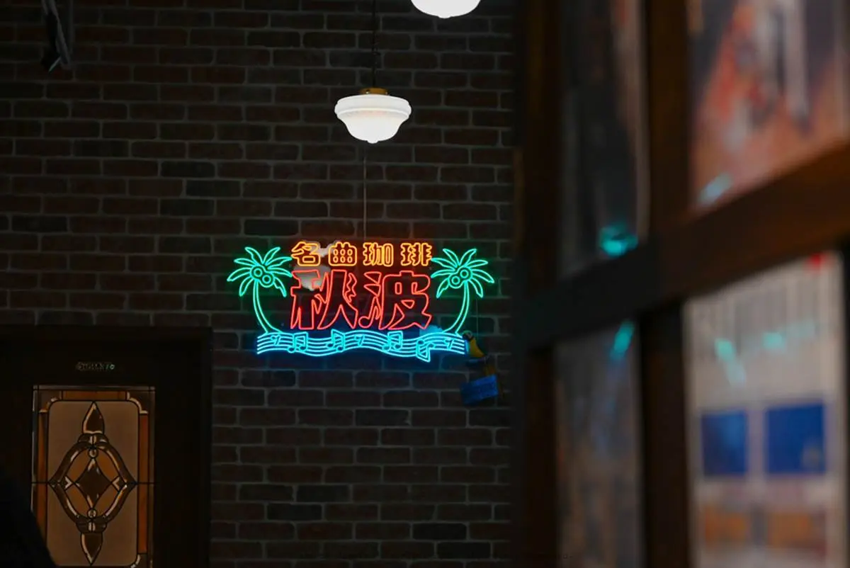 濃濃日式喫茶店風！紅絨布沙發、哈密瓜漂浮冰淇淋，和姊妹來場老派約會