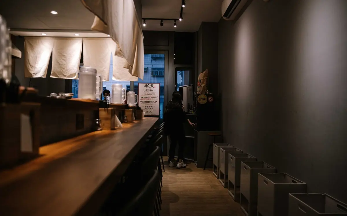 真的很難吃到！新竹「極盛版拉麵」豚骨湯頭超濃、鋪滿滿叉燒，還可免費加一球麵