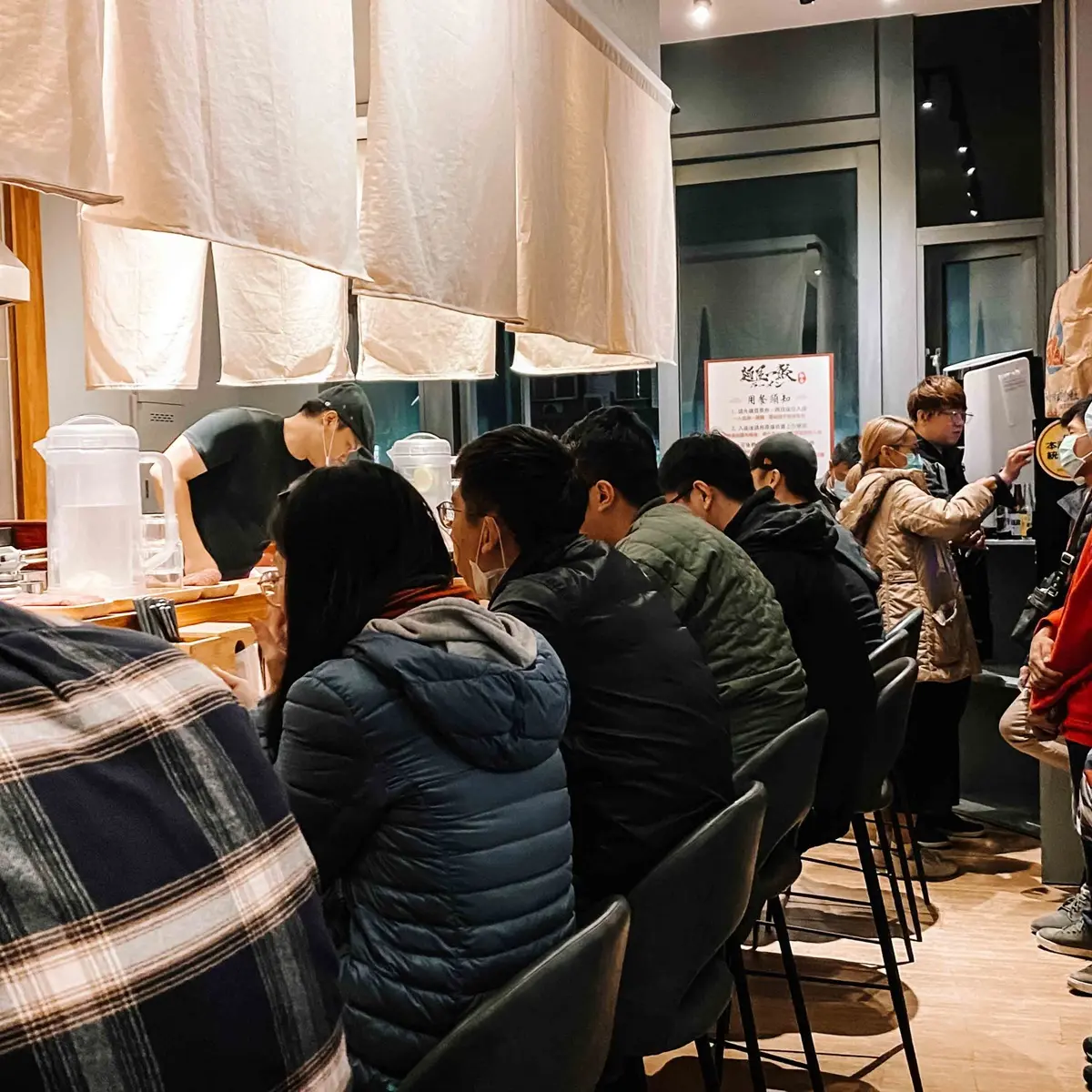 真的很難吃到！新竹「極盛版拉麵」豚骨湯頭超濃、鋪滿滿叉燒，還可免費加一球麵