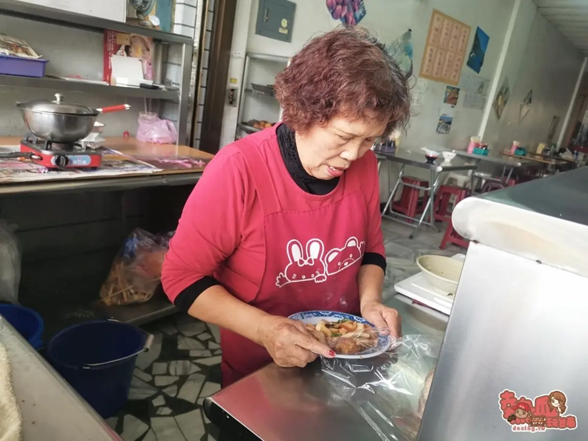 不到50元吃超飽!在地人大推這家阿嬤ㄟ店,滿滿肉燥飯只要10元,乾麵也是佛心分量 不到50元吃超飽!在地人大推這家阿嬤ㄟ店,滿滿肉燥飯只要10元,乾麵也是佛心分量