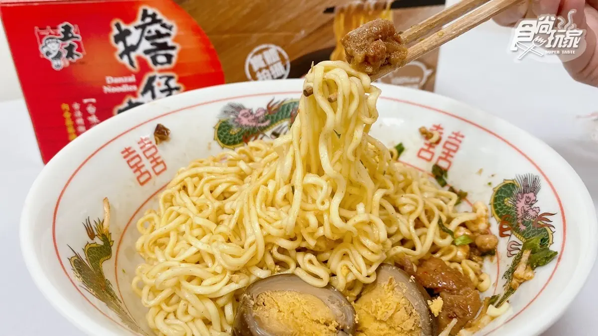 跟示意圖一模一樣！好市多超狂「擔仔麵」附整顆滷蛋，再吃苦甜「杏桃巧克力派」