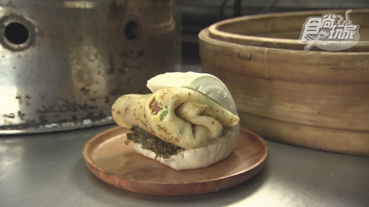 銘傳學生最愛早餐！爆餡饅頭夾蛋餅一口咬不下，再加１杯飲料只要50元