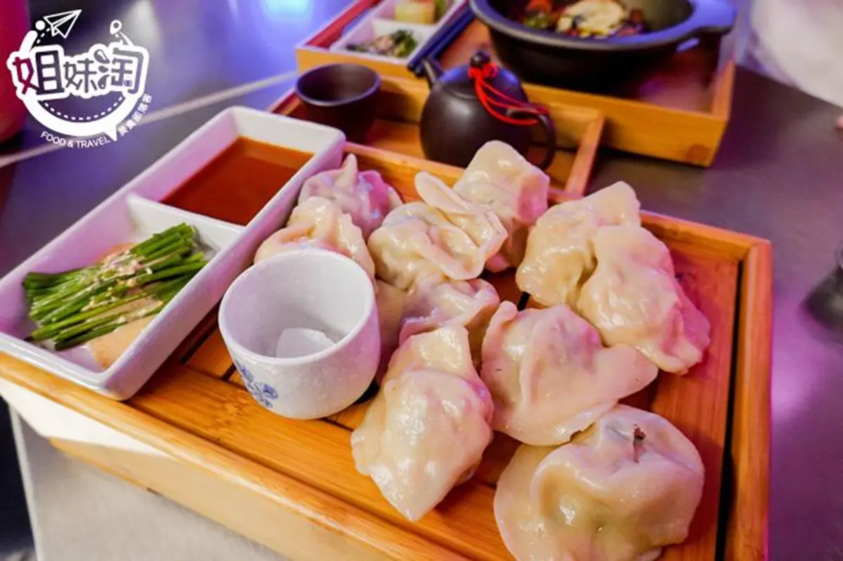 愈夜愈嗨！台北「醫務所酒吧」餐桌就是手術台，必點「雙拼水餃」吃得到鐵觀音茶香