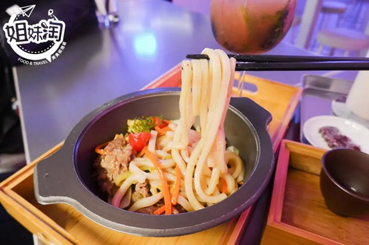 愈夜愈嗨！台北「醫務所酒吧」餐桌就是手術台，必點「雙拼水餃」吃得到鐵觀音茶香
