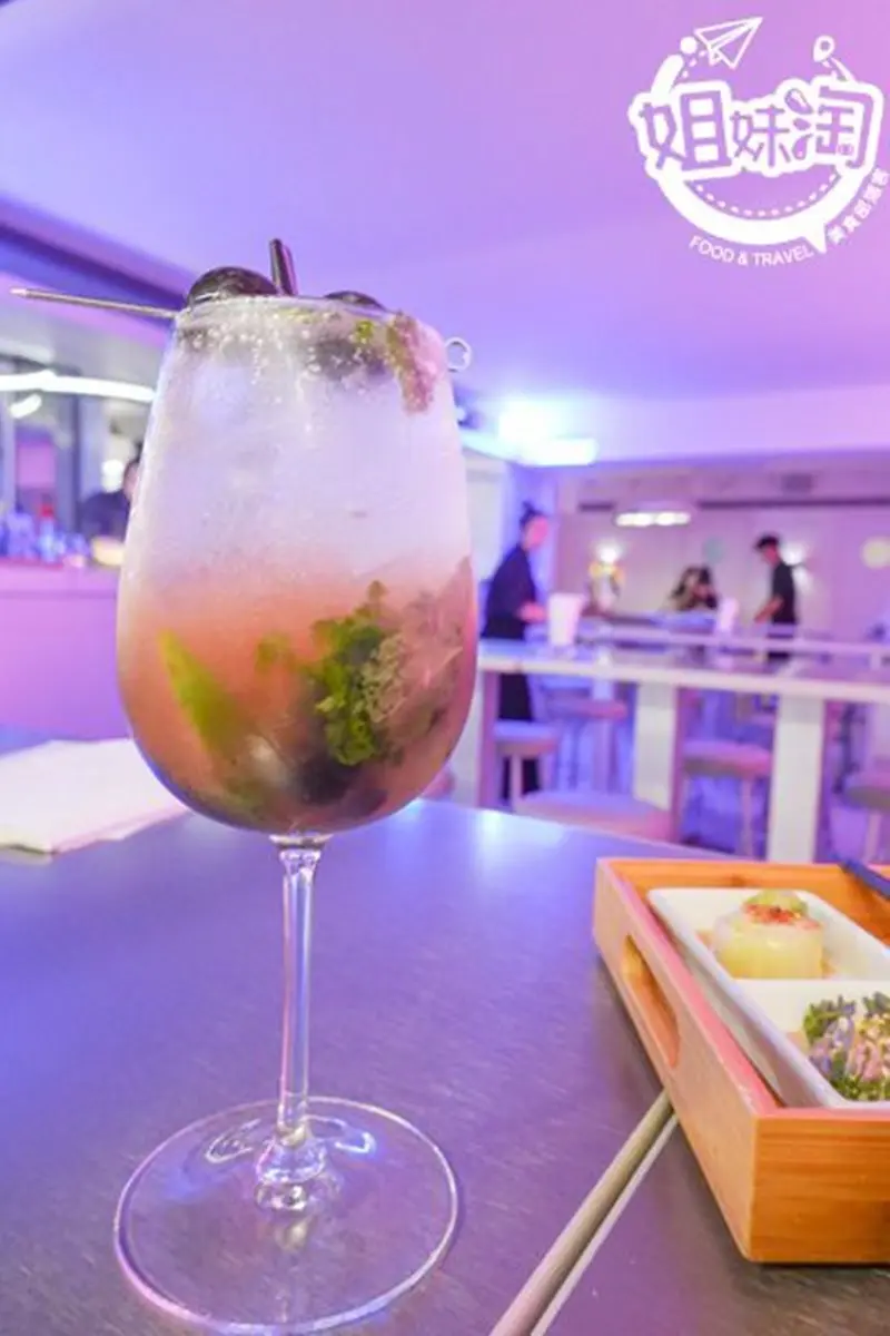 愈夜愈嗨！台北「醫務所酒吧」餐桌就是手術台，必點「雙拼水餃」吃得到鐵觀音茶香
