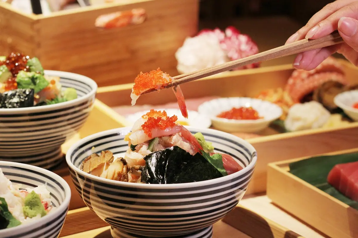 滿滿帝王蟹、鮑魚任選!東京超狂「海鮮珠寶盒」台灣限定新品,還可升級黑鮪魚+喝白酒 滿滿帝王蟹、鮑魚任選!東京超狂「海鮮珠寶盒」台灣限定新品,還可升級黑鮪魚+喝白酒