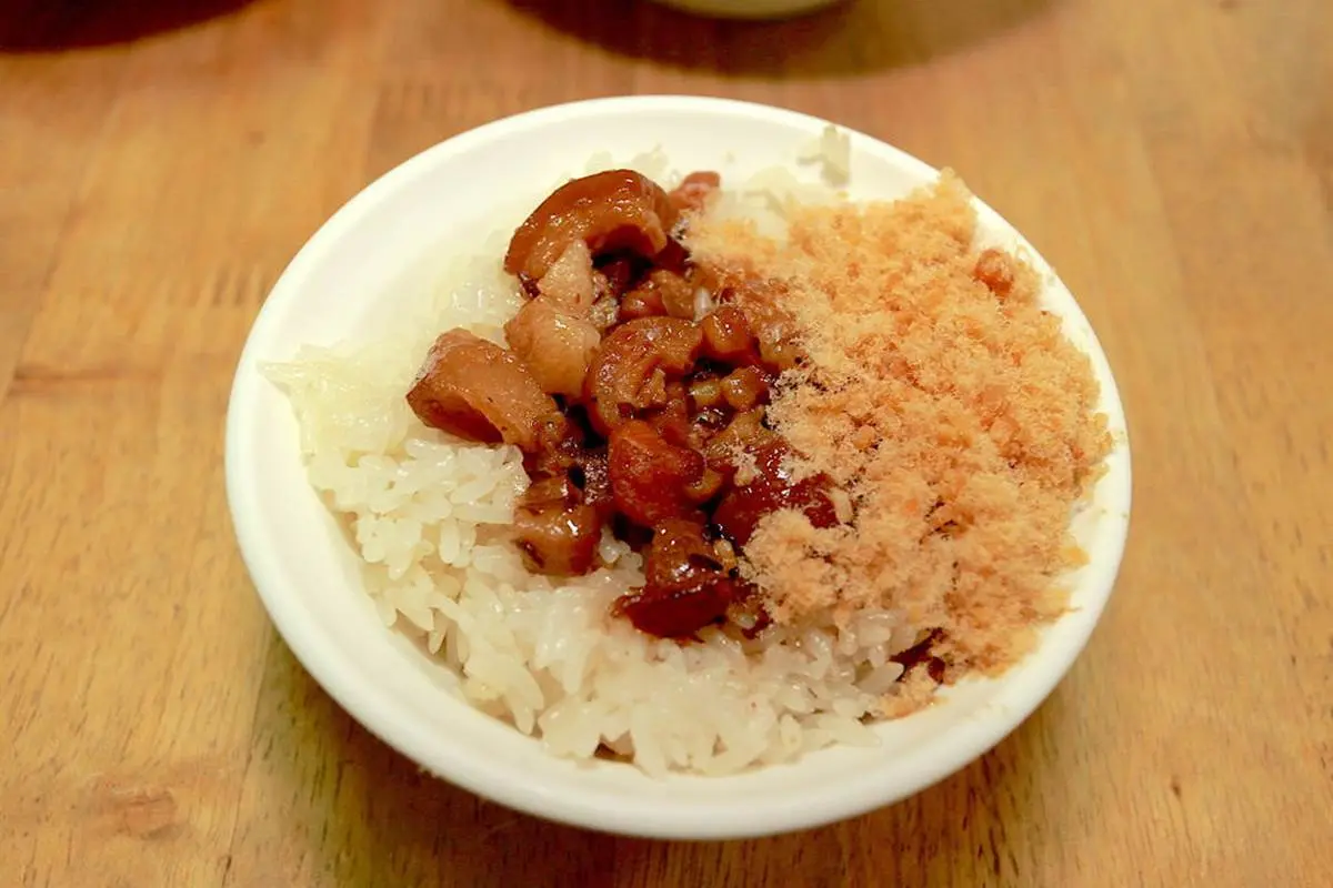 台南人的早餐！老字號「魚鬆」米糕早上６點就開賣，鮮甜白菜滷、綜合丸湯也必點