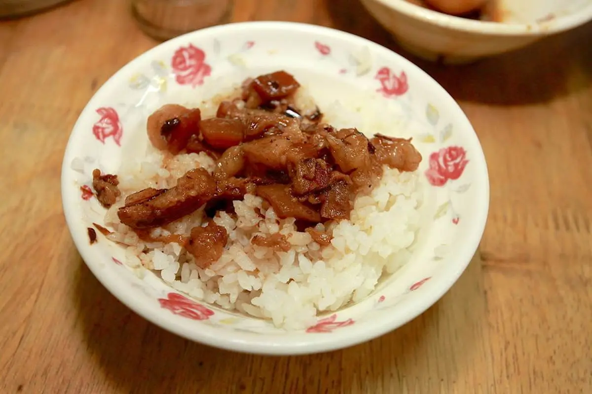 台南人的早餐！老字號「魚鬆」米糕早上６點就開賣，鮮甜白菜滷、綜合丸湯也必點