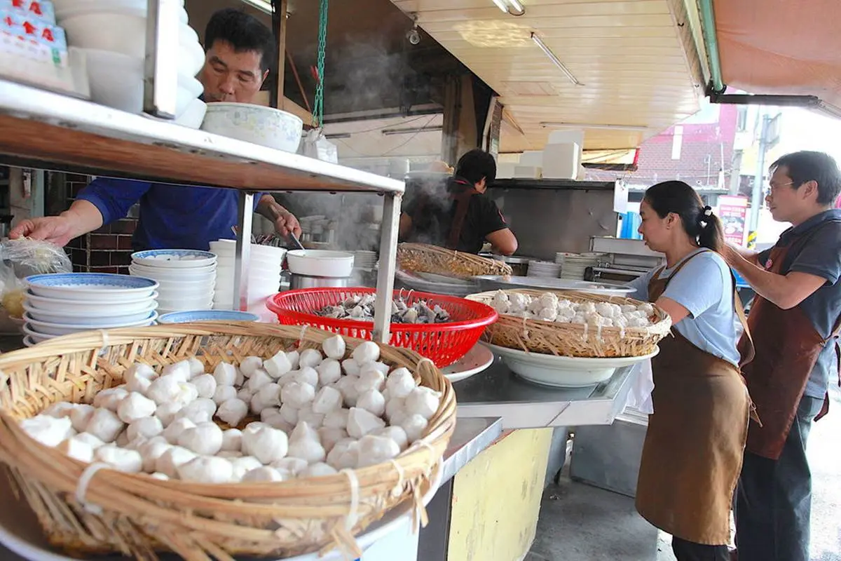 台南人的早餐！老字號「魚鬆」米糕早上６點就開賣，鮮甜白菜滷、綜合丸湯也必點