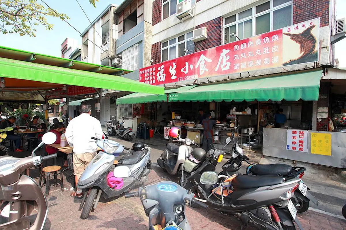 台南人的早餐！老字號「魚鬆」米糕早上６點就開賣，鮮甜白菜滷、綜合丸湯也必點