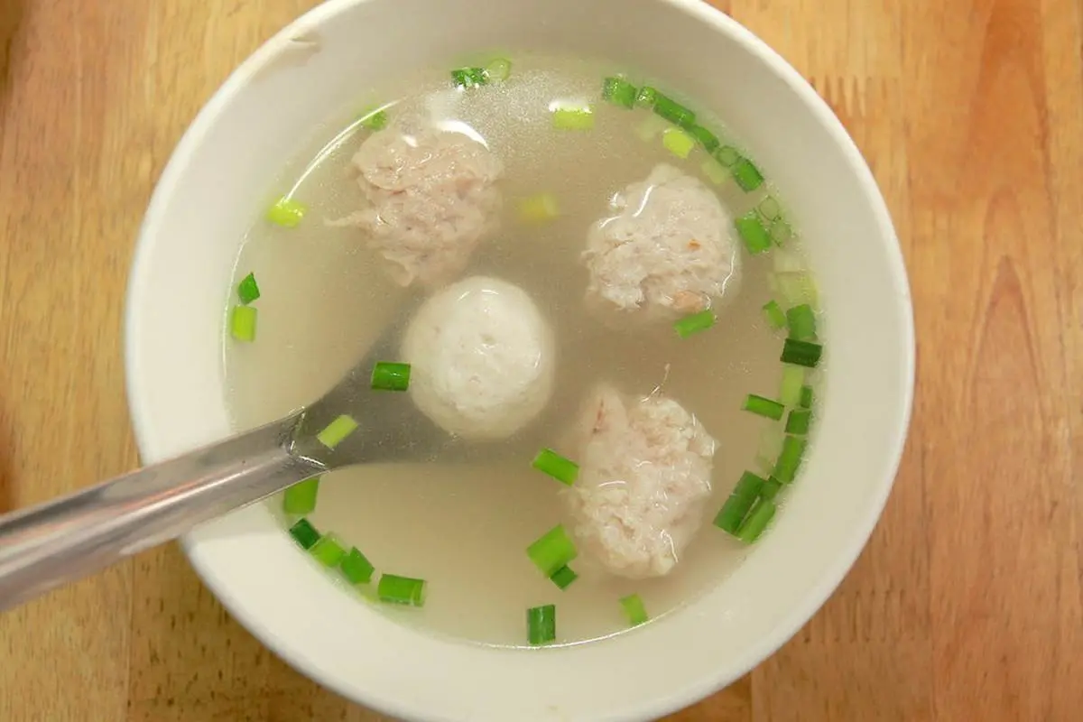 台南人的早餐！老字號「魚鬆」米糕早上６點就開賣，鮮甜白菜滷、綜合丸湯也必點
