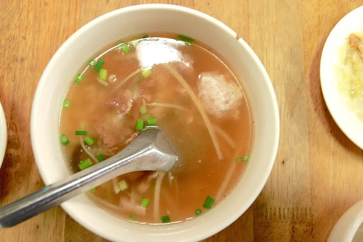 台南人的早餐！老字號「魚鬆」米糕早上６點就開賣，鮮甜白菜滷、綜合丸湯也必點