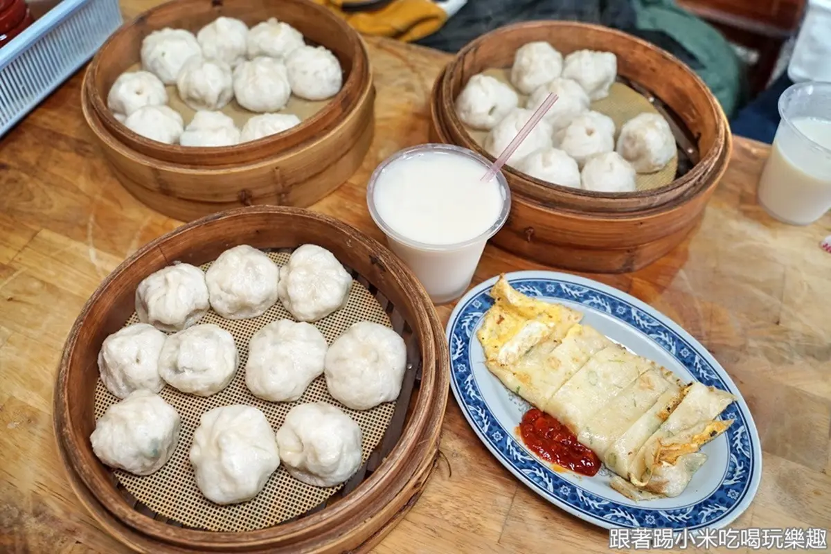 在地人排爆!市場「超人氣小籠包」一出爐就秒殺,軟Q麵皮+爆汁肉餡超過癮 在地人排爆!市場「超人氣小籠包」一出爐就秒殺,軟Q麵皮+爆汁肉餡超過癮