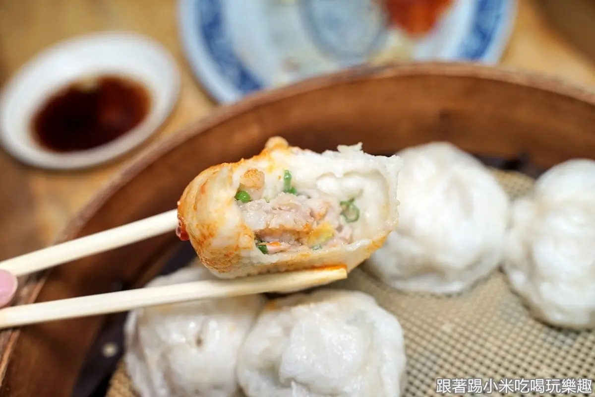在地人排爆!市場「超人氣小籠包」一出爐就秒殺,軟Q麵皮+爆汁肉餡超過癮 在地人排爆!市場「超人氣小籠包」一出爐就秒殺,軟Q麵皮+爆汁肉餡超過癮