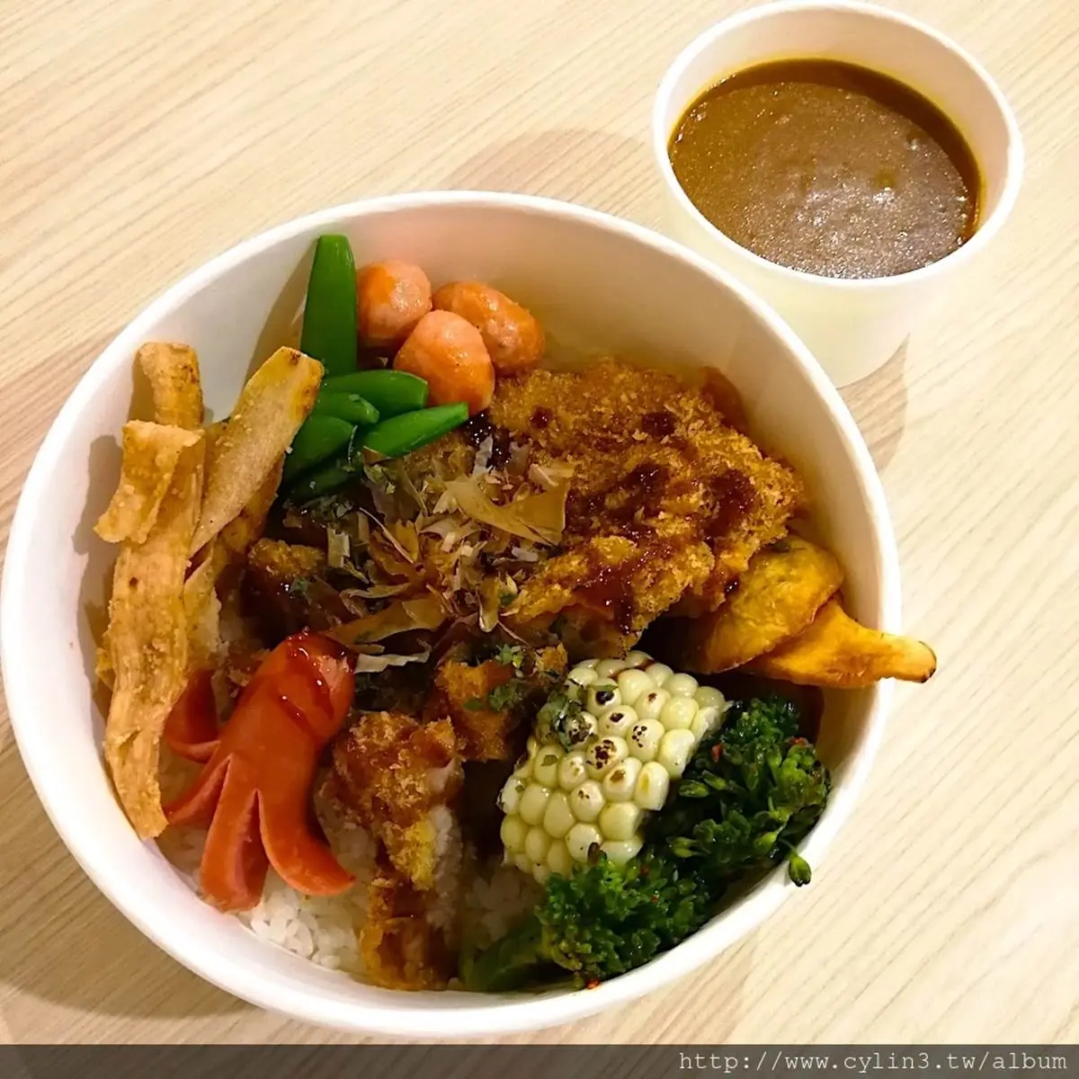 外食族必收!台北5家隱藏版便當:90元滿料雞丁、比手掌大炸豬排、週間限定川菜餐盒 外食族必收!台北5家隱藏版便當:90元滿料雞丁、比手掌大炸豬排、週間限定川菜餐盒