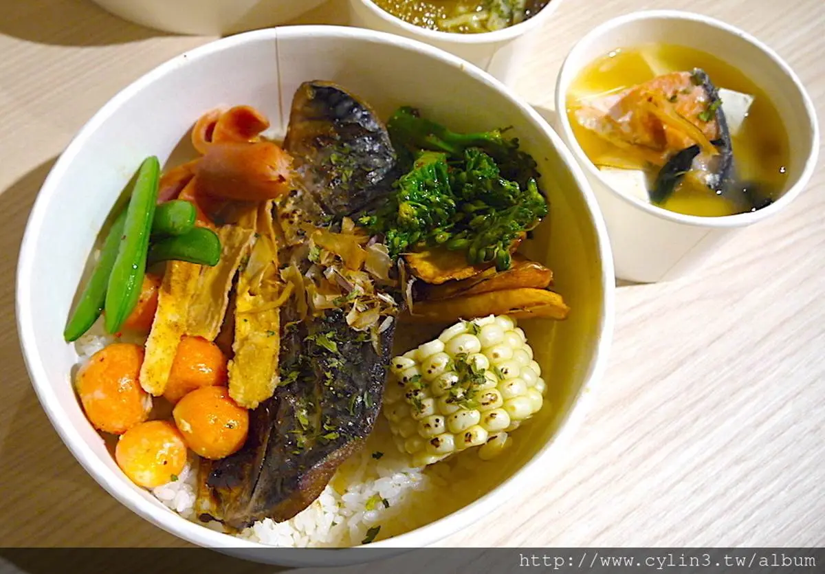 外食族必收!台北5家隱藏版便當:90元滿料雞丁、比手掌大炸豬排、週間限定川菜餐盒 外食族必收!台北5家隱藏版便當:90元滿料雞丁、比手掌大炸豬排、週間限定川菜餐盒