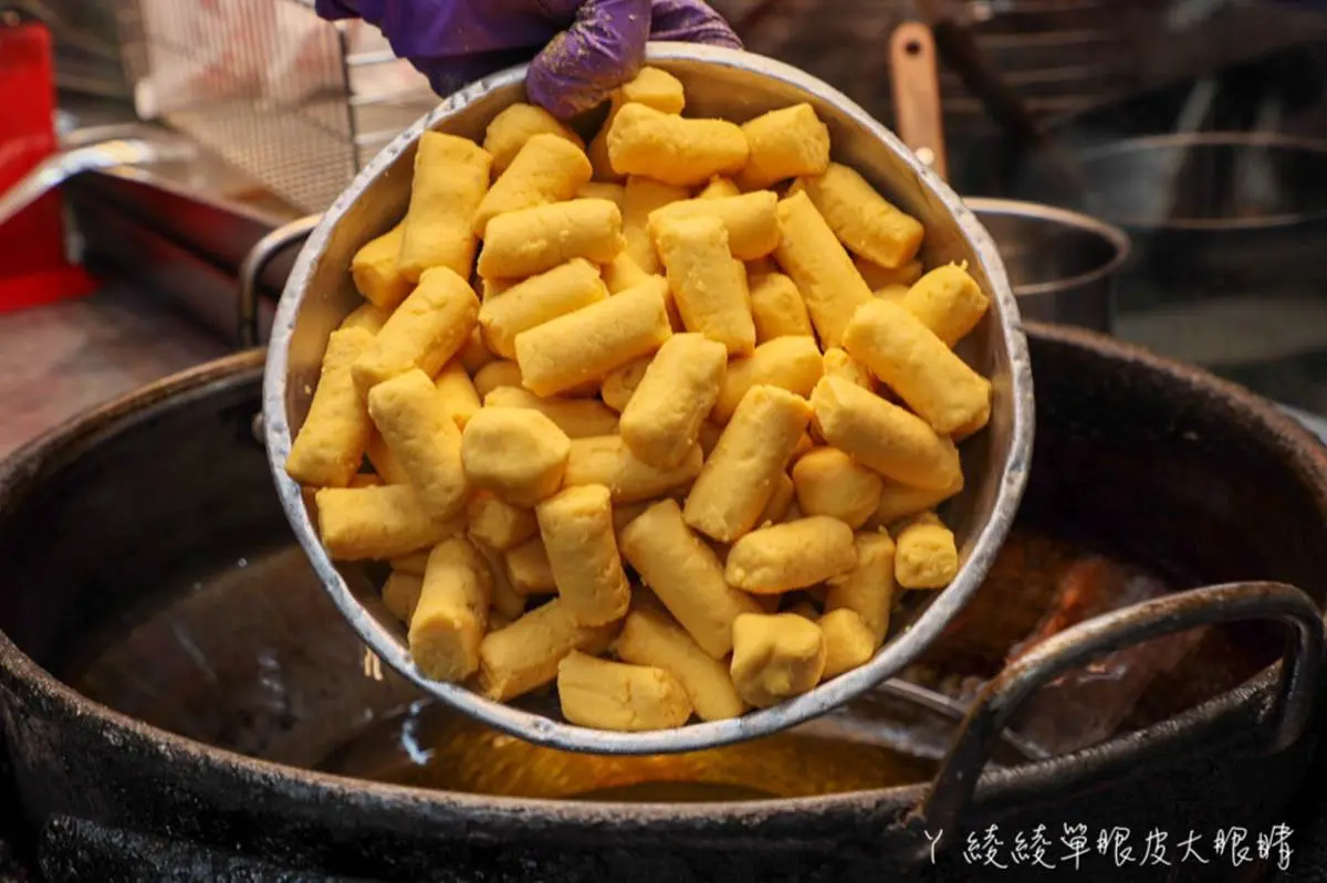 新竹人激推！排隊「長條地瓜球」外皮酥脆內Q彈，選用「紅地瓜」吃起來更香甜