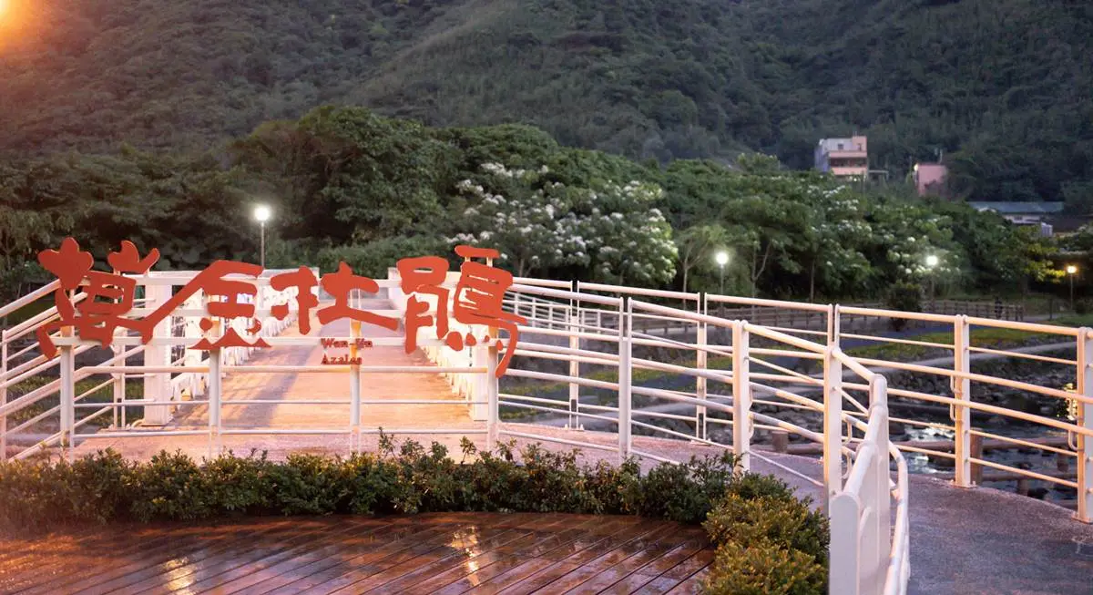網美衝打卡!萬里親水步道「杜鵑&法國薰衣草」超好拍,還能順遊吃「紫色」霜淇淋 網美衝打卡!萬里親水步道「杜鵑&法國薰衣草」超好拍,還能順遊吃「紫色」霜淇淋