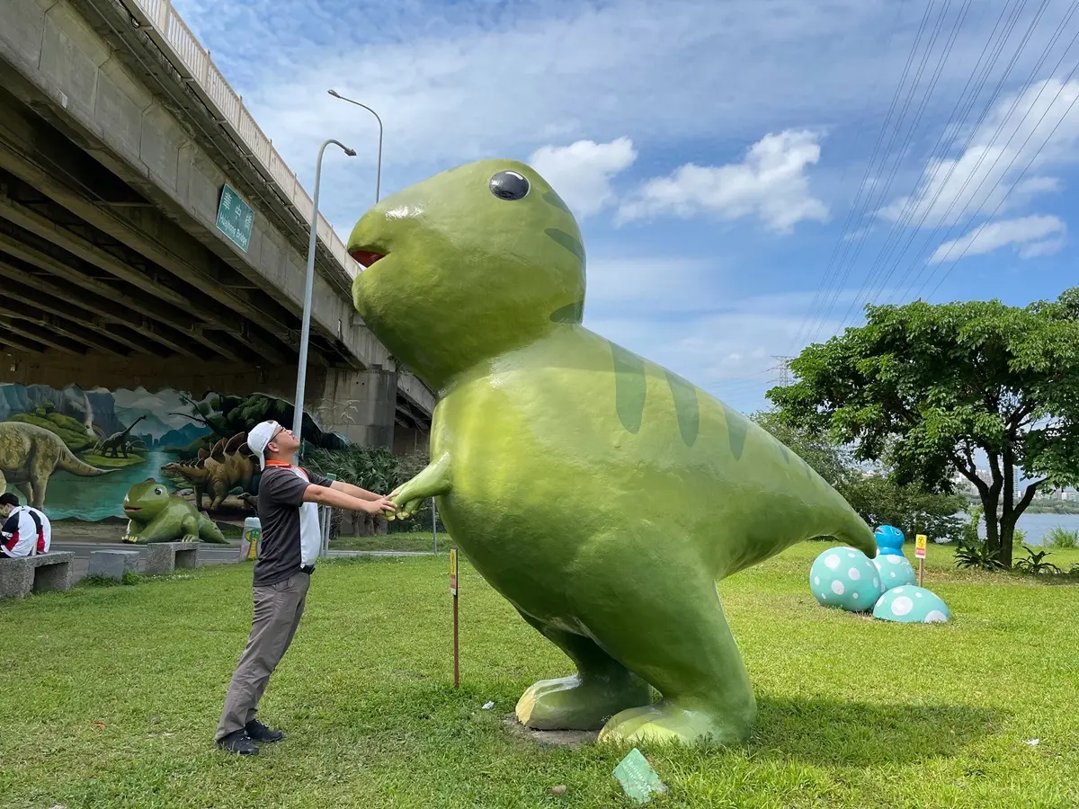 新北最萌「小型侏羅紀公園」翻新了!「恐龍園區」換上粉嫩馬卡龍色,3D彩繪牆也復活 新北最萌「小型侏羅紀公園」翻新了!「恐龍園區」換上粉嫩馬卡龍色,3D彩繪牆也復活