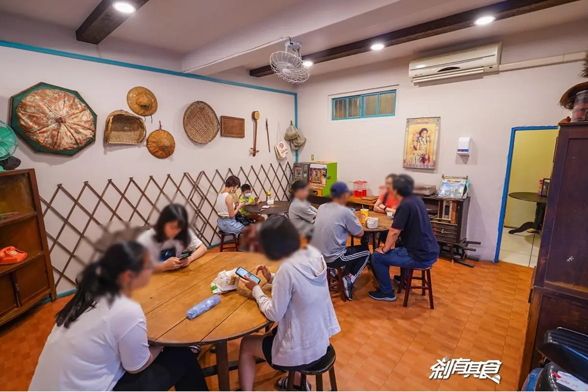 這組合太邪惡!台中「超狂炒飯披薩」有整整15隻蝦,鋪濃濃起司還牽絲 這組合太邪惡!台中「超狂炒飯披薩」有整整15隻蝦,鋪濃濃起司還牽絲