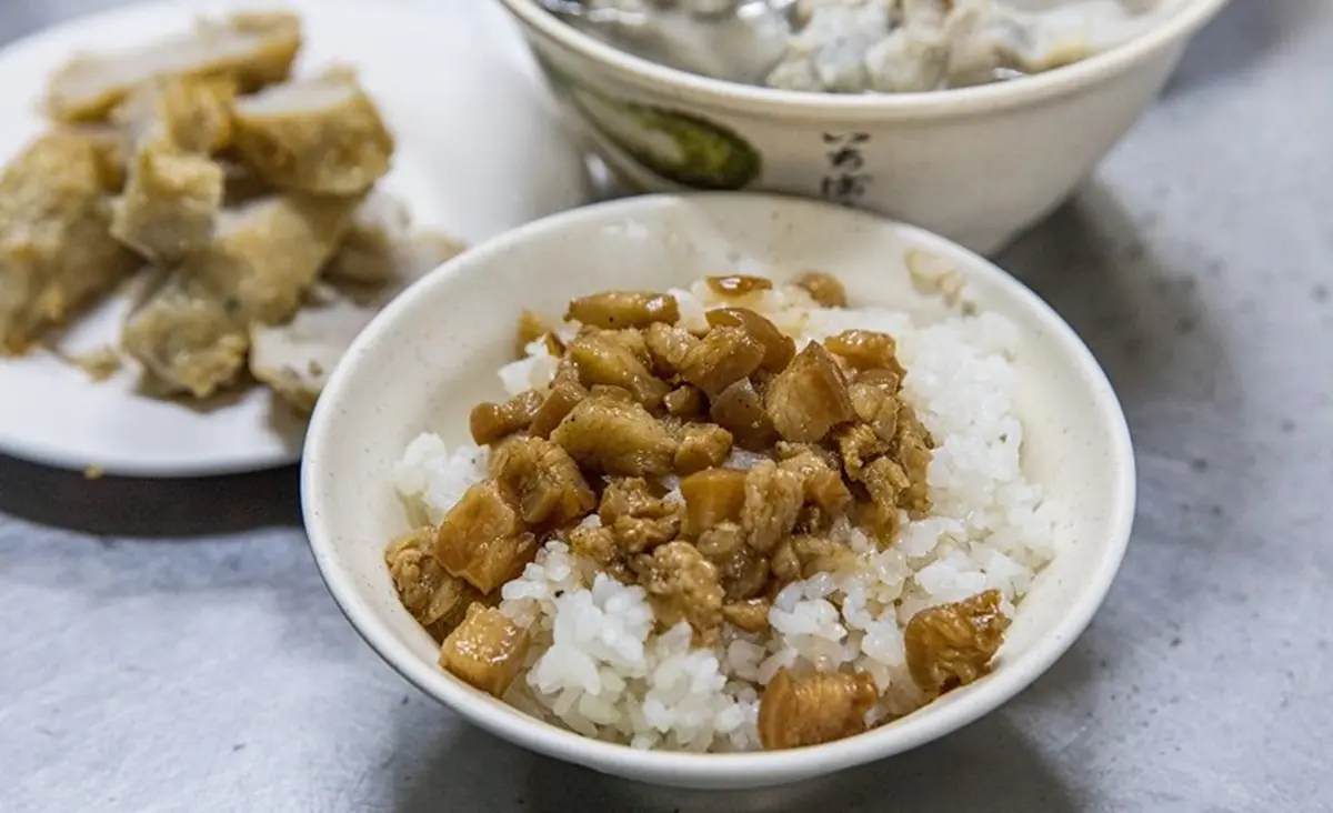高雄人的澎派早餐!鹽埕60年老店獨特大塊「虱目魚肚漿」,必加10元升級米粉或泡飯 高雄人的澎派早餐!鹽埕60年老店獨特大塊「虱目魚肚漿」,必加10元升級米粉或泡飯