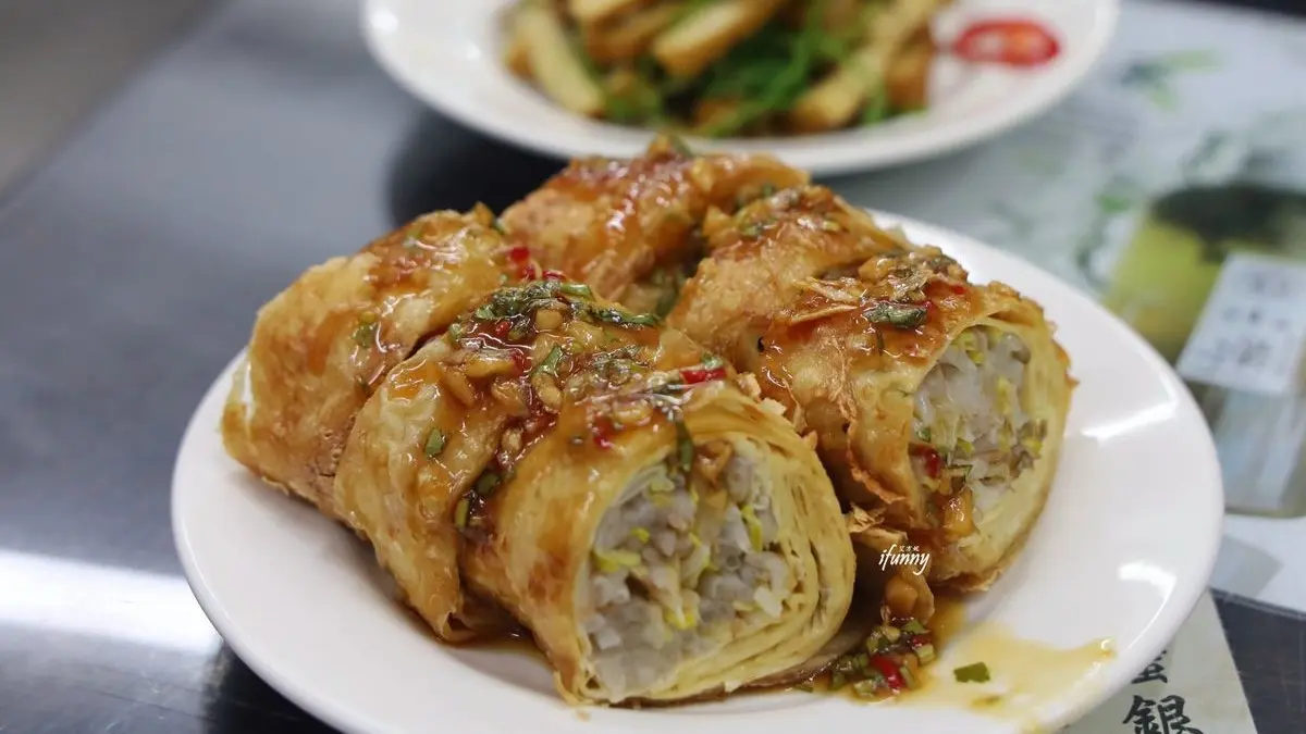 平民版鼎泰豐！排骨蛋炒飯「肉大到快看不見飯」，酥香豆皮捲吃完還想拿１盤