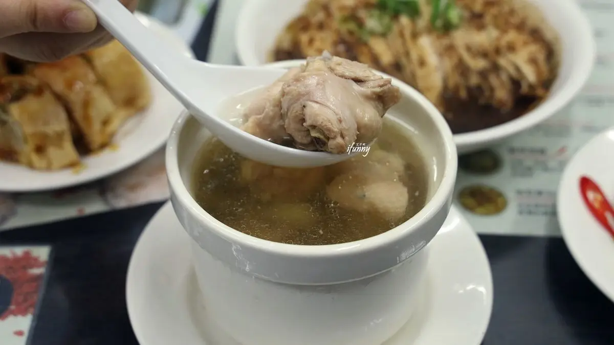 平民版鼎泰豐！排骨蛋炒飯「肉大到快看不見飯」，酥香豆皮捲吃完還想拿１盤