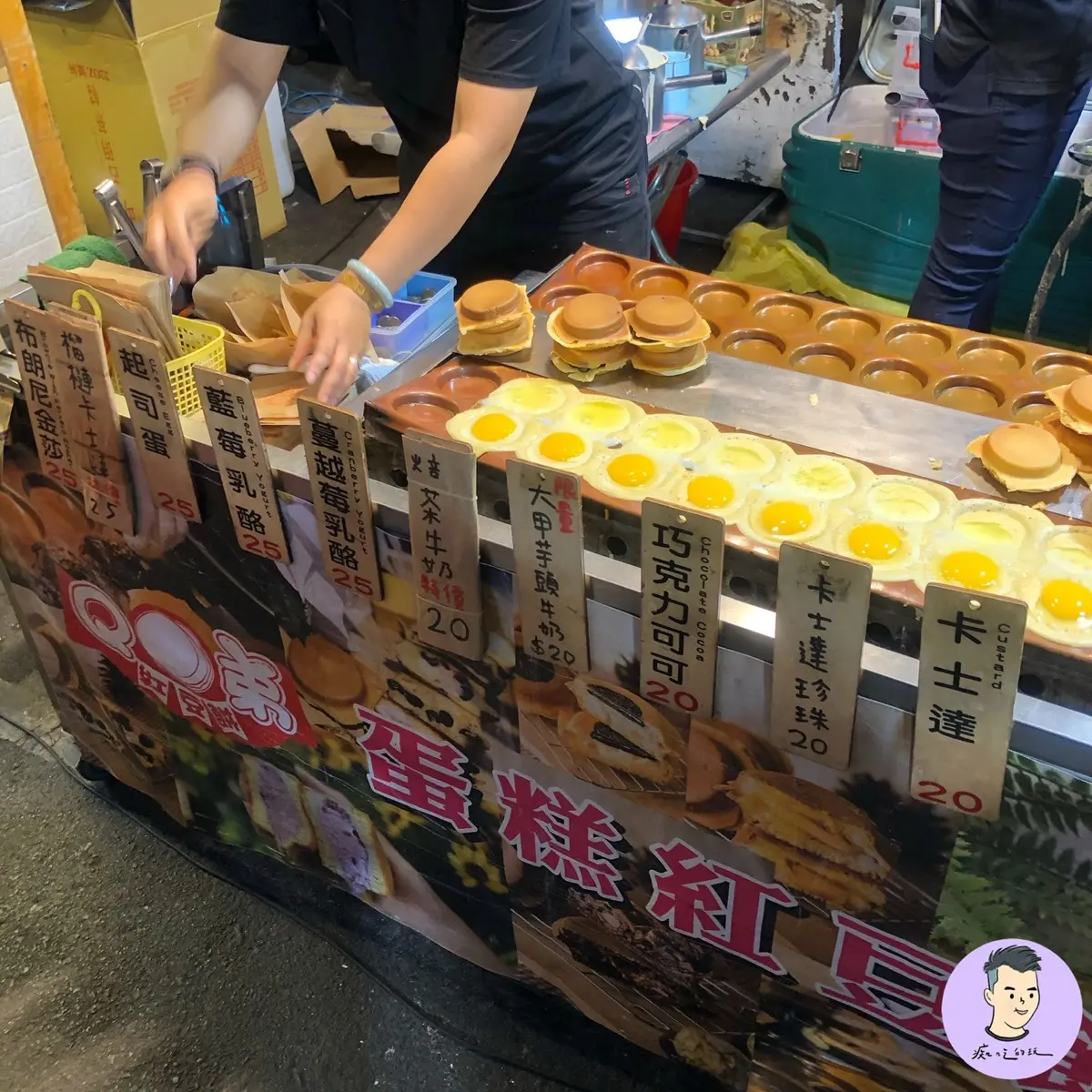 牽絲爆漿太狂！台南大東夜市３家超邪惡「手拿小吃」：爆餡榴槤車輪餅、拉絲起司棒棒山