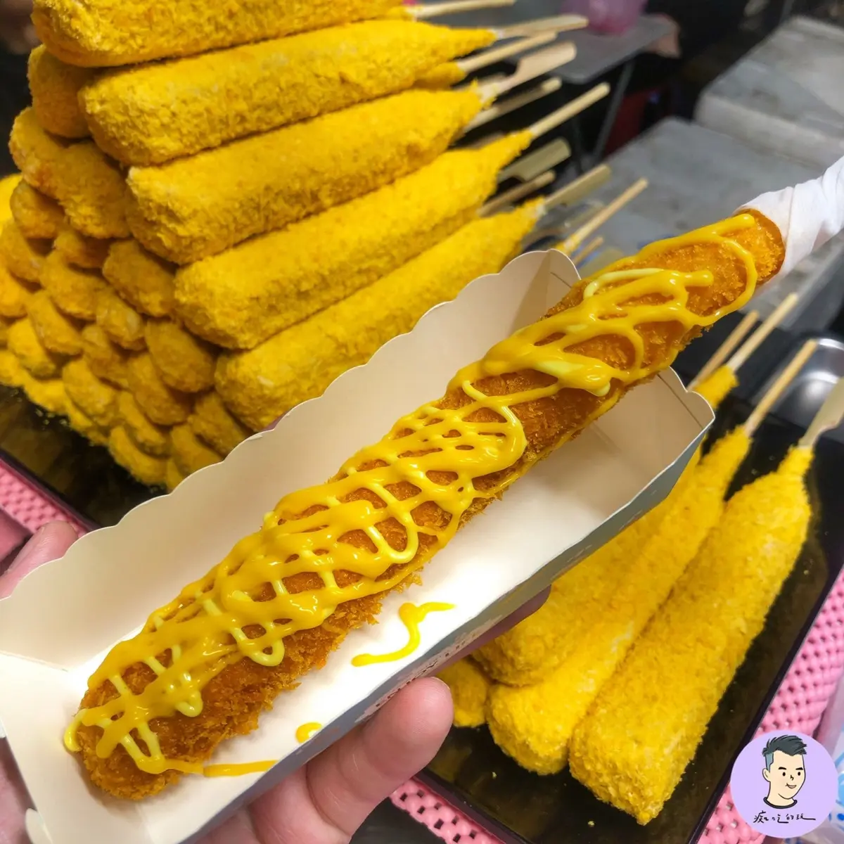 牽絲爆漿太狂！台南大東夜市３家超邪惡「手拿小吃」：爆餡榴槤車輪餅、拉絲起司棒棒山
