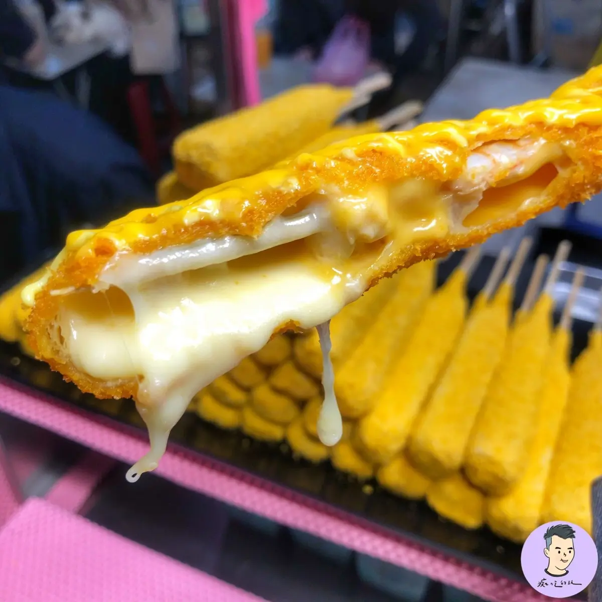 牽絲爆漿太狂！台南大東夜市３家超邪惡「手拿小吃」：爆餡榴槤車輪餅、拉絲起司棒棒山