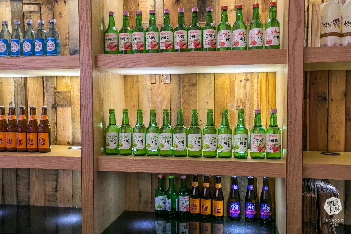 超粉嫩網美酒吧！８種口味韓式炸雞熱熱吃配啤酒，還有道地飯捲飽嘴又爽口