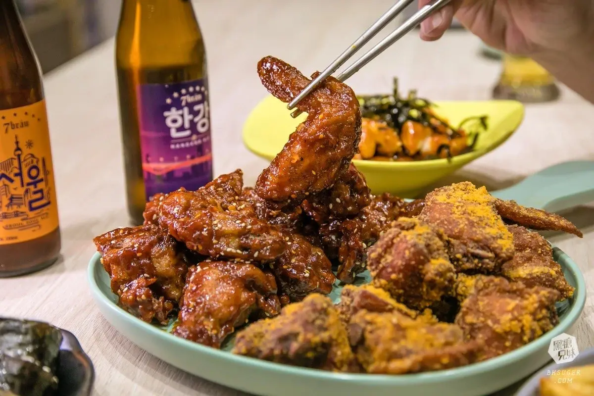 超粉嫩網美酒吧！８種口味韓式炸雞熱熱吃配啤酒，還有道地飯捲飽嘴又爽口