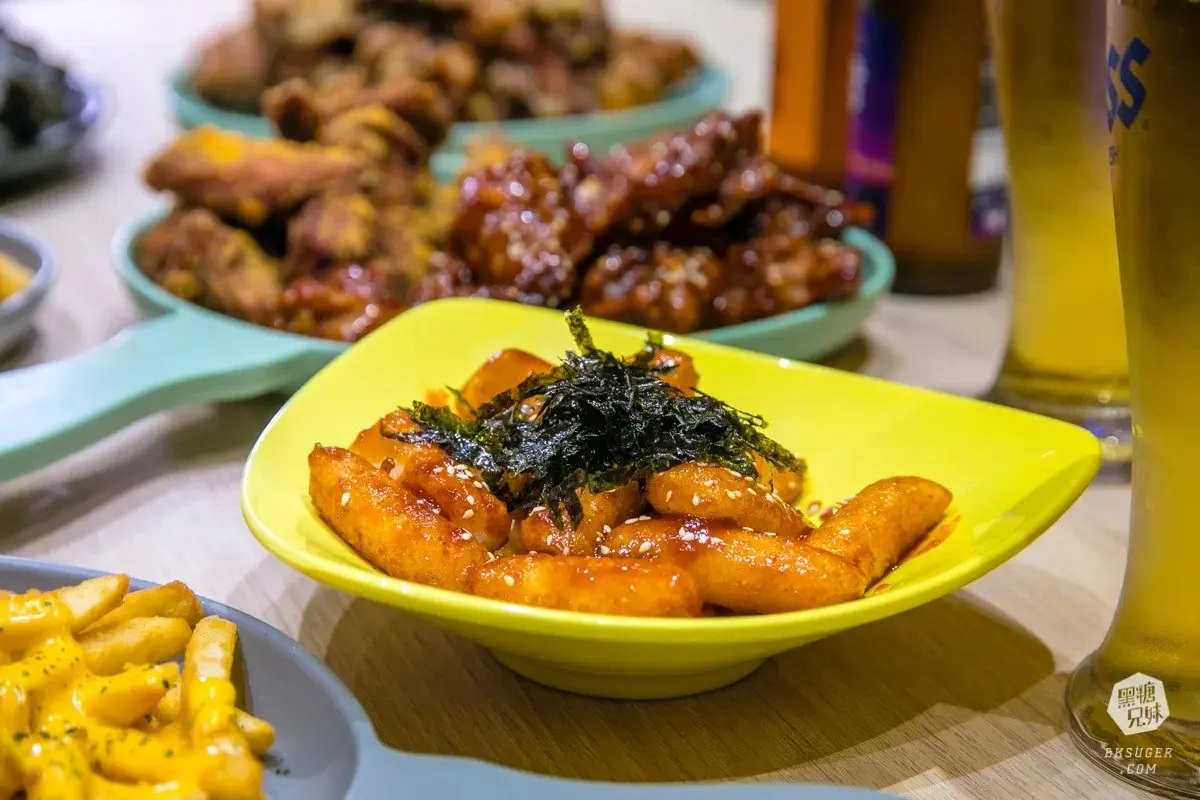 超粉嫩網美酒吧！８種口味韓式炸雞熱熱吃配啤酒，還有道地飯捲飽嘴又爽口