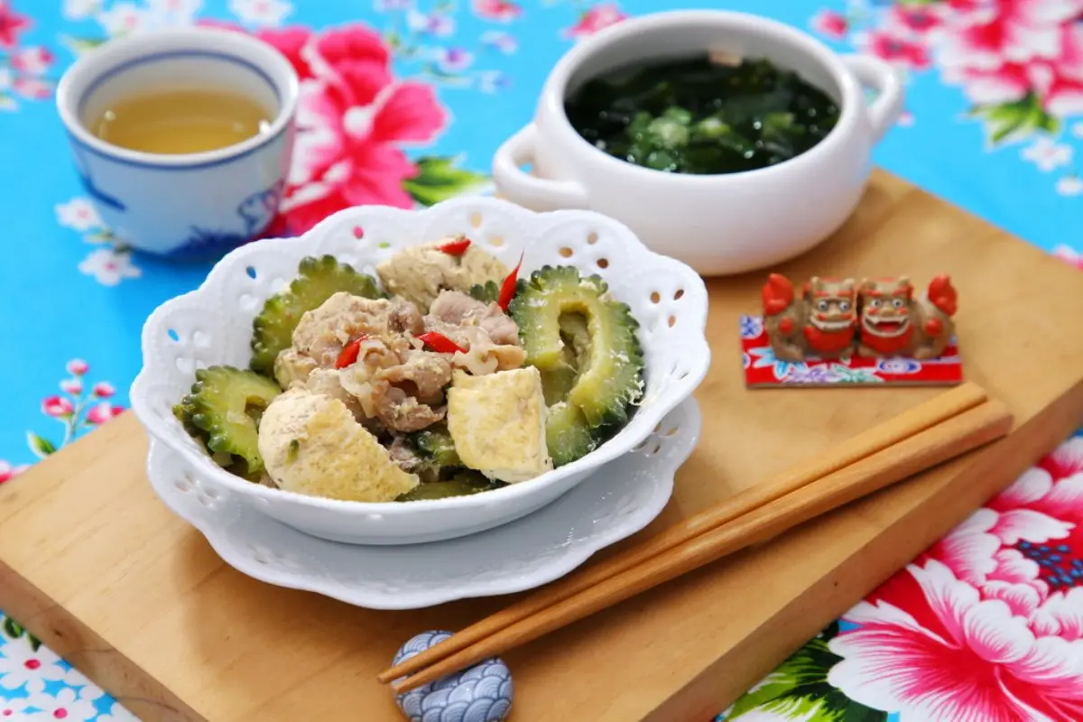 防疫自煮２道菜秒飛沖繩：神複製古宇利蝦蝦飯、「絕對成功」炒苦瓜，加碼炸蝦天婦羅