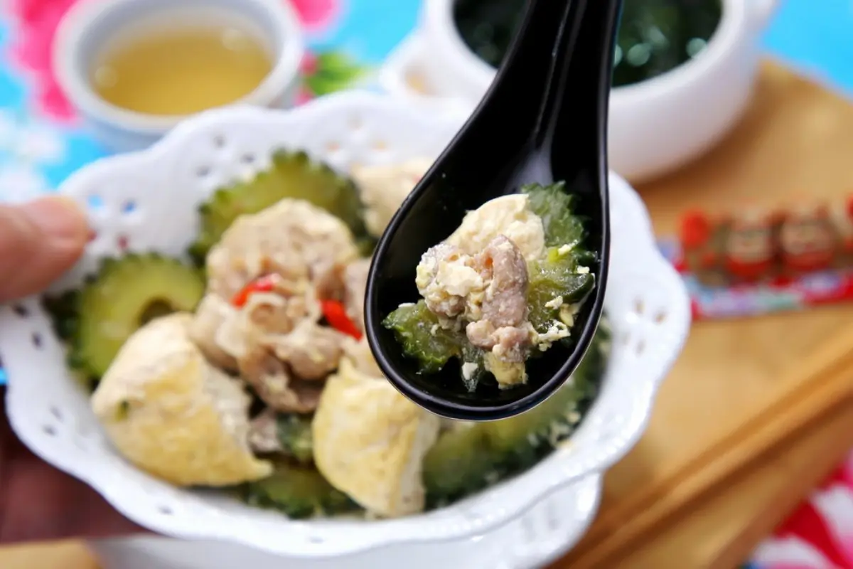 防疫自煮２道菜秒飛沖繩：神複製古宇利蝦蝦飯、「絕對成功」炒苦瓜，加碼炸蝦天婦羅
