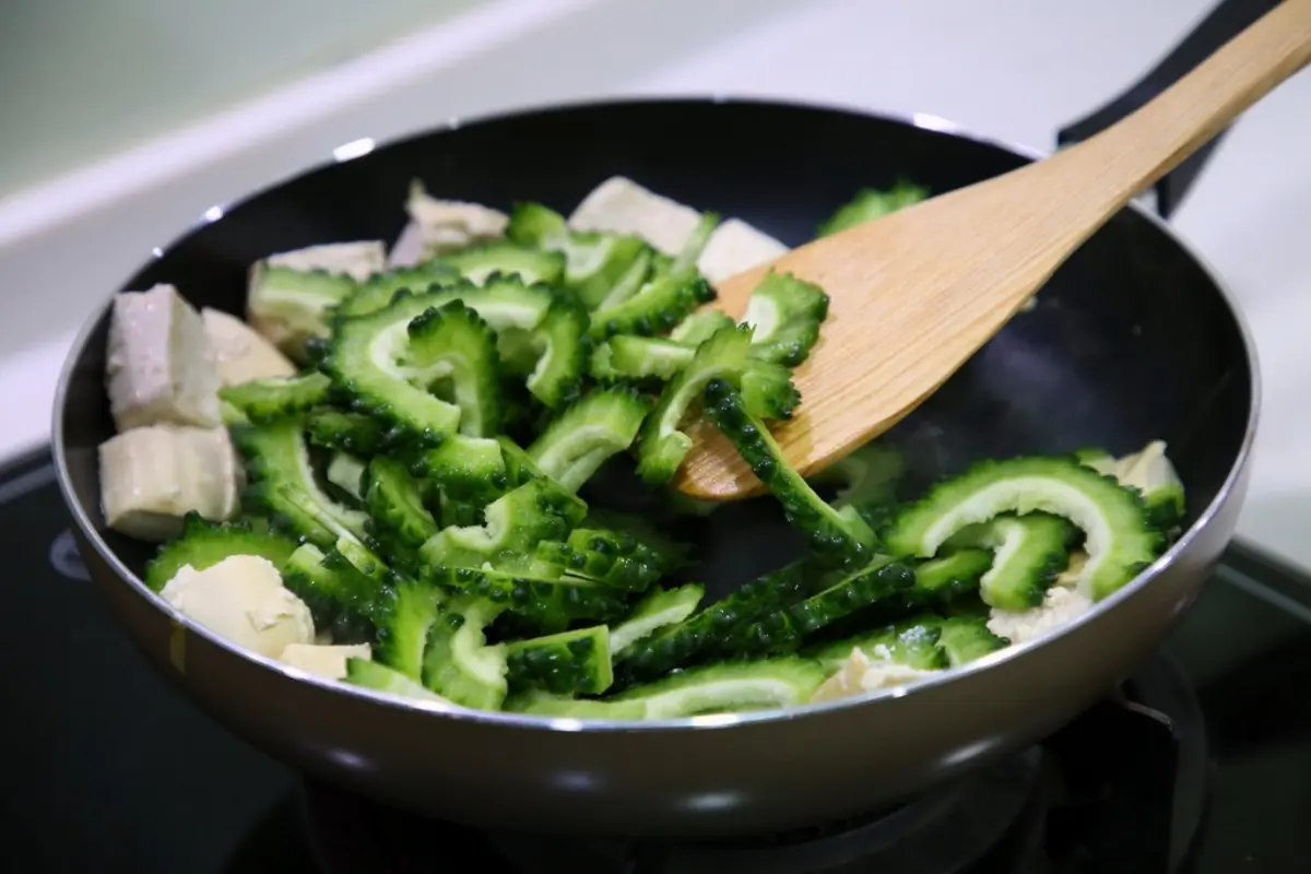 防疫自煮２道菜秒飛沖繩：神複製古宇利蝦蝦飯、「絕對成功」炒苦瓜，加碼炸蝦天婦羅