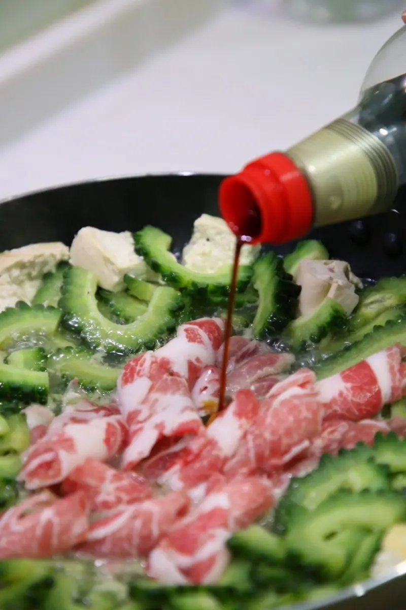 防疫自煮２道菜秒飛沖繩：神複製古宇利蝦蝦飯、「絕對成功」炒苦瓜，加碼炸蝦天婦羅