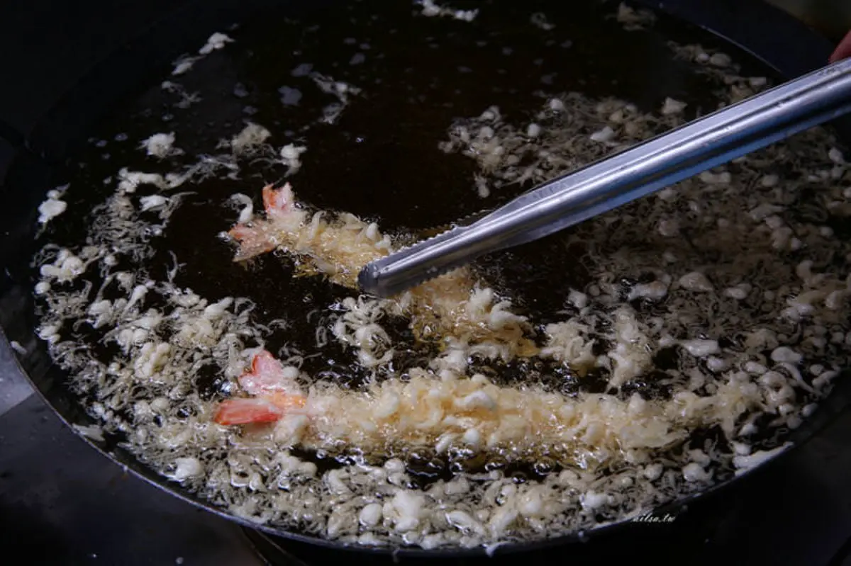 防疫自煮２道菜秒飛沖繩：神複製古宇利蝦蝦飯、「絕對成功」炒苦瓜，加碼炸蝦天婦羅