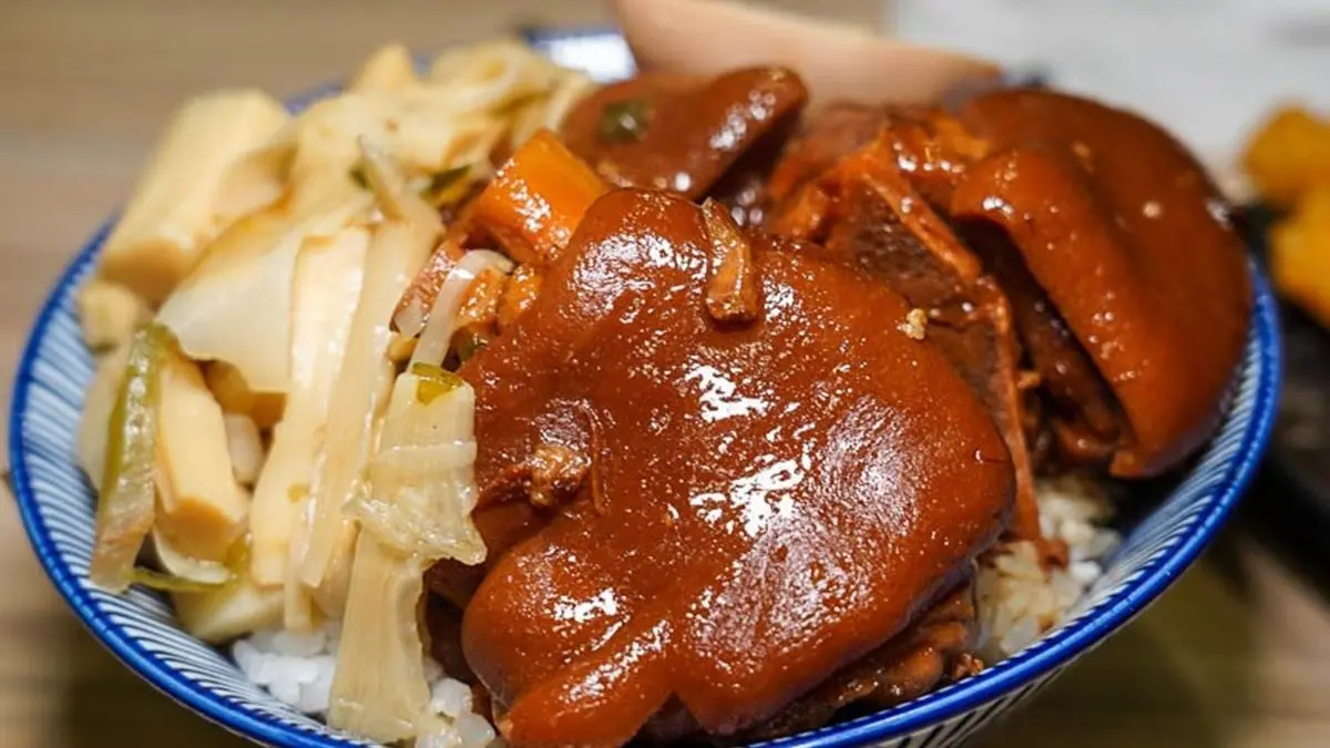 外帶、外送都可以!「滷肉飯界LV」鋪滿滿鮮蚵+大腸,加胡椒粉、辣醬更對味 外帶、外送都可以!「滷肉飯界LV」鋪滿滿鮮蚵+大腸,加胡椒粉、辣醬更對味