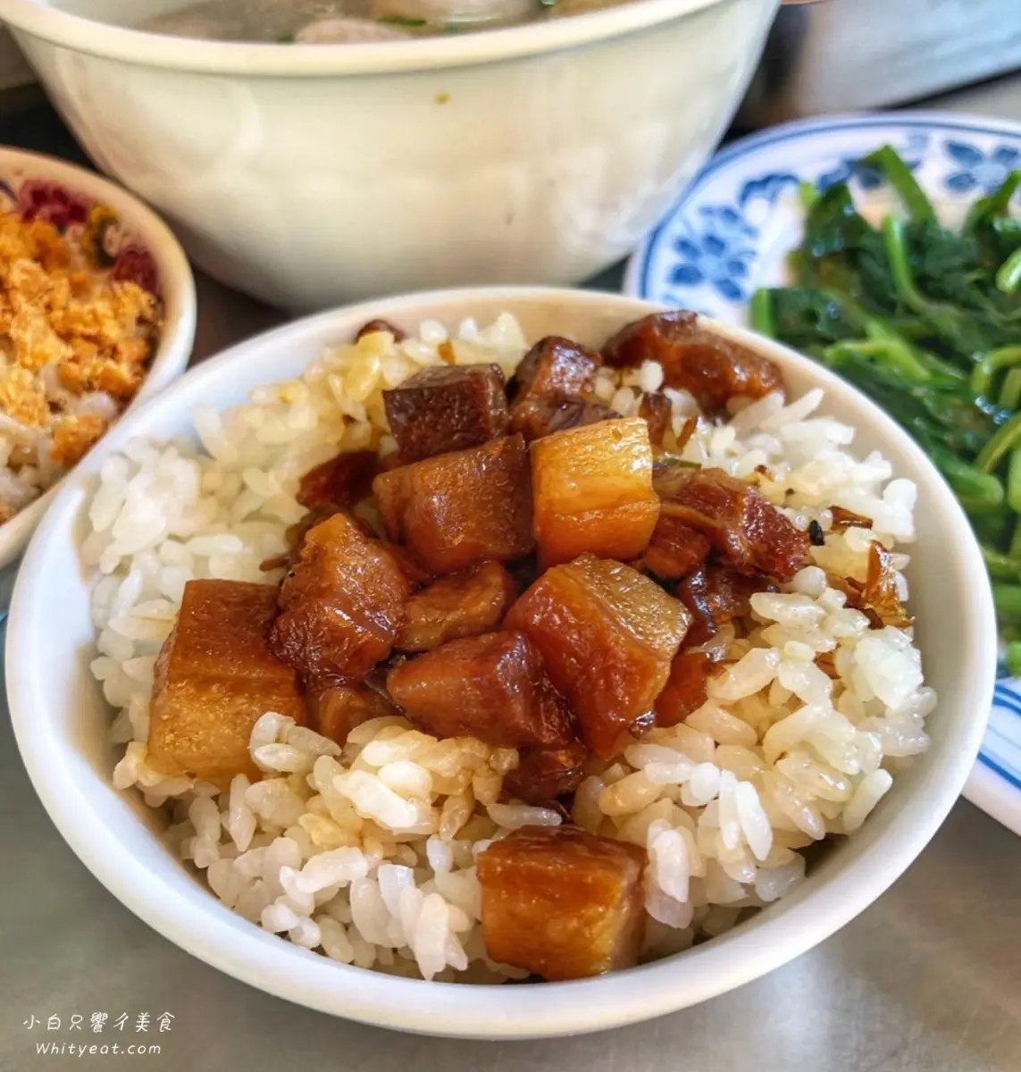 先筆記！台南古早味米糕加「半熟蛋」超對味，滷到透亮肉燥飯也只要15元