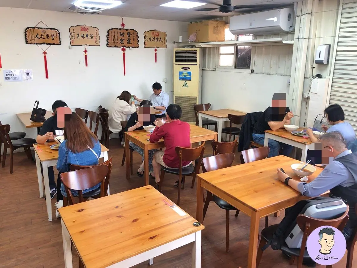 外帶回家吃！現炒榨菜肉絲麵「浮誇大碗公」香辣超過癮，１碗飽到晚上