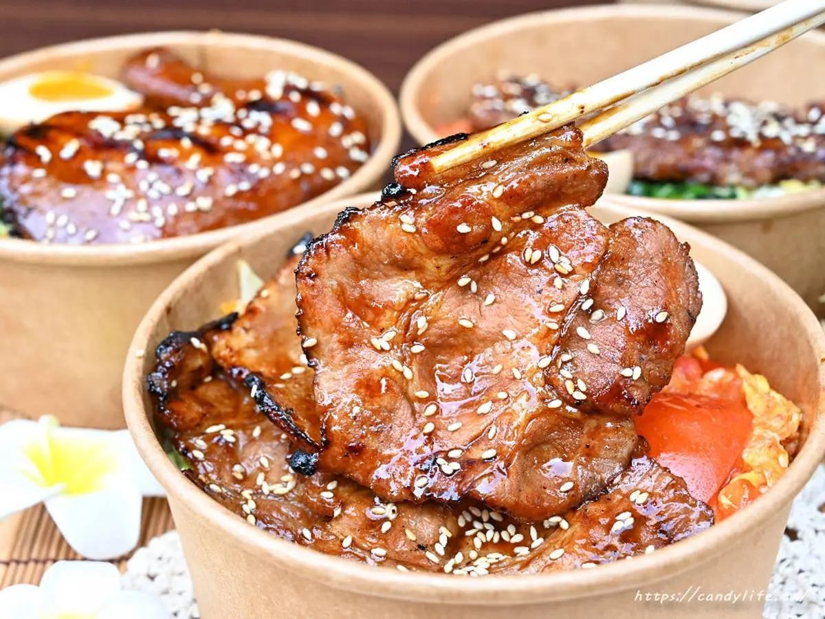 【新開店】獨特醬汁刷烤超入味！台中炭火便當不到百元嘗２主菜，肉控先搶高CP大雞腿
