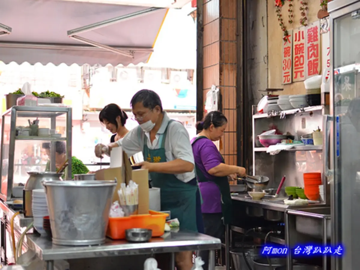 先收進口袋！嘉義50年火雞肉飯配筍乾、淋雞油才對味，高CP值味噌魚湯只要30元