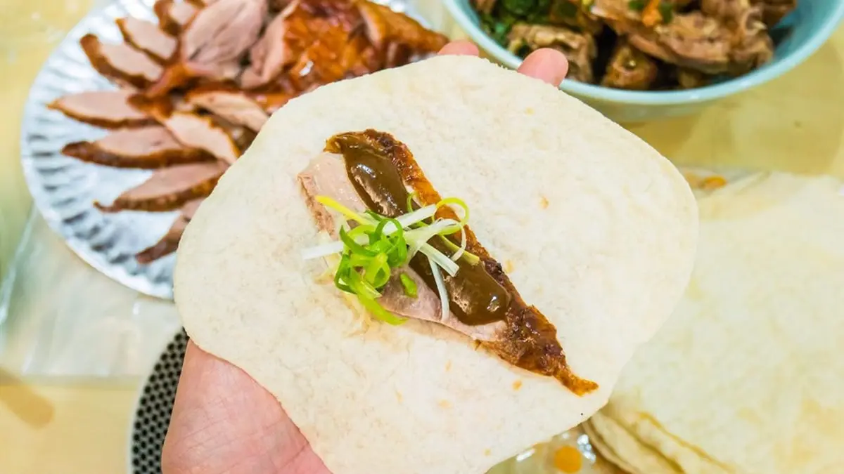 飄香近30年冠軍烤鴨!十多種香料醃入味再炭烤,皮脆肉Juicy一吃停不下 飄香近30年冠軍烤鴨!十多種香料醃入味再炭烤,皮脆肉Juicy一吃停不下