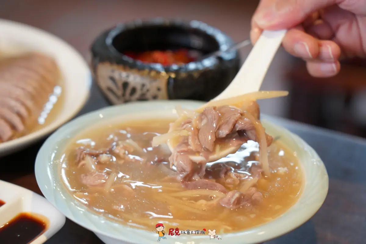 4.1顆星好評！40元鴨肉飯「油蔥酥＋鴨肉」堆小山，招牌鴨肉羹舀得到滿滿配料