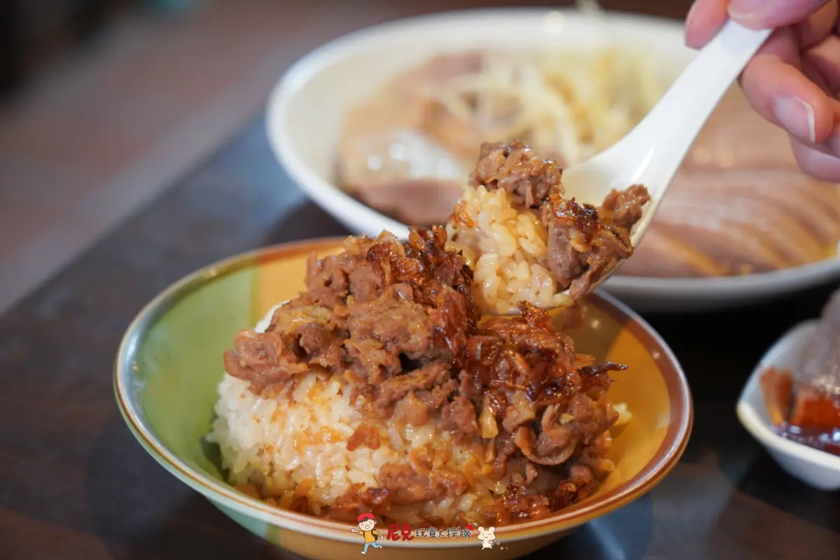 4.1顆星好評！40元鴨肉飯「油蔥酥＋鴨肉」堆小山，招牌鴨肉羹舀得到滿滿配料
